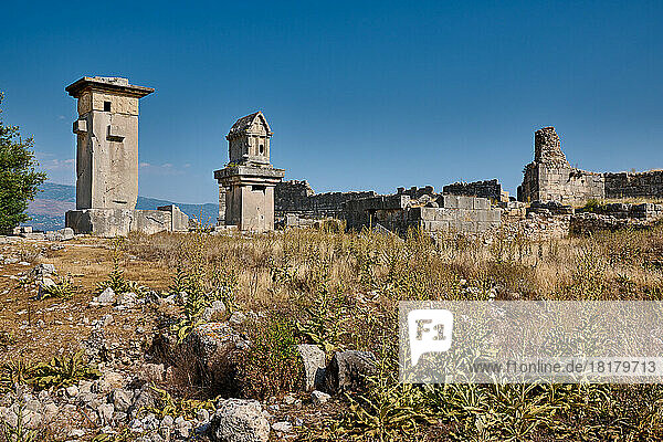 Sarkophagpfeiler und Harpyienmonument genanntes Pfeilergrab  Sarkophag in Xanthos  Tuerkei |Harpy monument and Lycian tomb in ruins of ancient city Xanthos  Turkey|