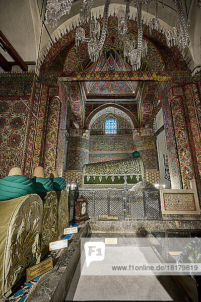 Innenaufnahme des Mausoleum und Museum des Mevlana Rumi  Hazreti Mevlana  Konya  Tuerkei |inside shot of Mausoleum and museum of Mevlana Rumi  Hazreti Mevlana  Konya  Turkey|