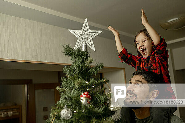 Fröhlicher Sohn und Vater genießen gemeinsam Weihnachten zu Hause