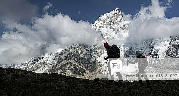 Mann und Frau beim Trekking mit Mt. Everest  Nuptse und Kala Patthar im Hintergrund  Himalaya  Solo Khumbu  Nepal