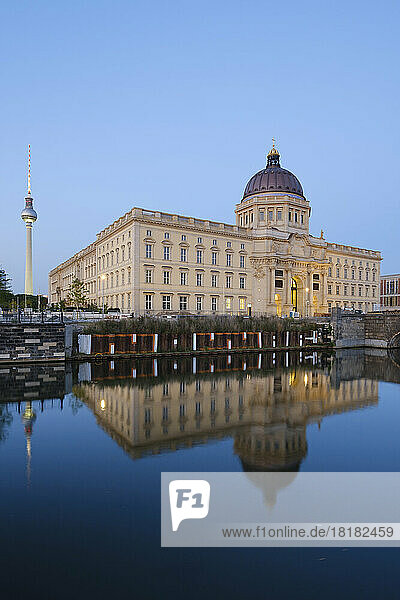 Germany  Berlin  Berlin Palace reflecting in Spree river at dusk
