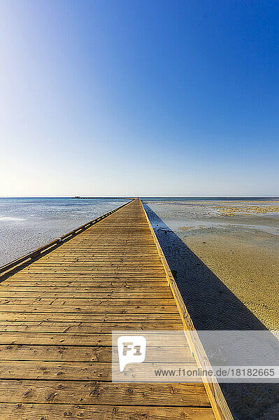 Egypt  Red Sea Governorate  Empty boardwalk in Soma Bay