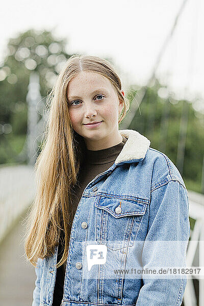 Porträt eines Teenager-Mädchens auf einer Brücke