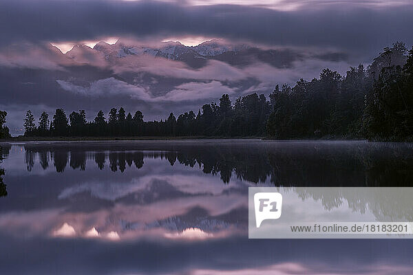 Neuseeland  Region Canterbury  Langzeitbelichtung des Lake Matheson im Morgengrauen