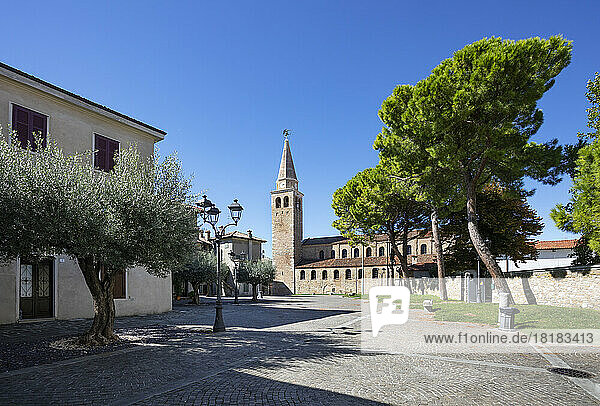 Italien  Friaul-Julisch Venetien  Grado  leerer Stadtplatz mit der Basilika Sant Eufemia im Hintergrund