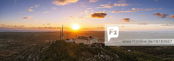 Spanien  Balearen  Menorca  Luftpanorama der Wallfahrtskirche Verge del Toro bei Sonnenuntergang