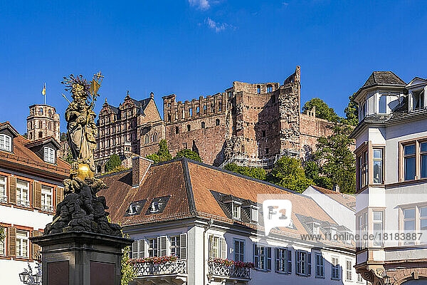 Germany  Baden-Wurttemberg  Heidelberg  Statue of Virgin Mary on Kornmarkt square with Heidelberg Castle in background