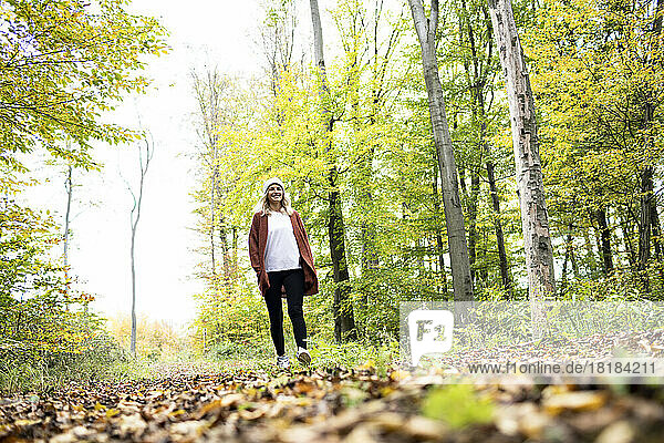 Reife Frau erkundet am Wochenende im Herbst den Wald