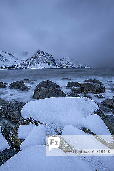 Norwegen  Troms und Finnmark  schneebedeckte Felsbrocken bei Tungenest Rasteplass