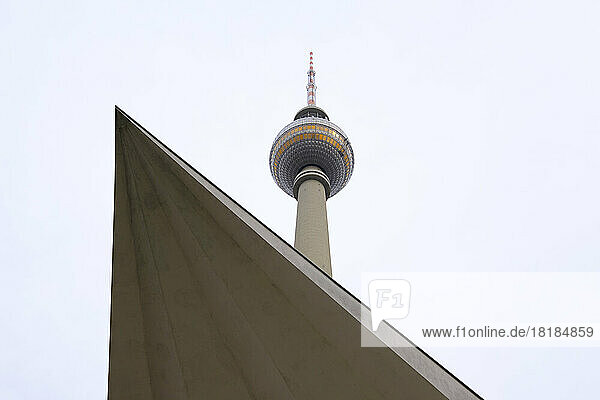 Deutschland  Berlin  Tiefansicht des Berliner Fernsehturms