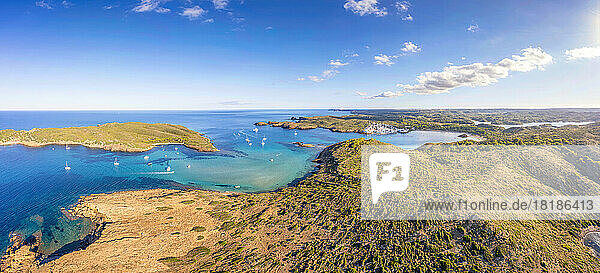 Spanien  Balearen  Menorca  Panoramablick auf die Insel Colom und die umliegende Landschaft im Sommer