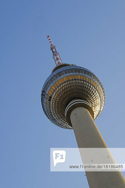 Deutschland  Berlin  Tiefansicht des Berliner Fernsehturms