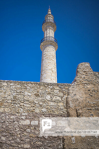 Griechenland  Kreta  Rethymno  Steinmauer und Minarett der historischen Neradje-Moschee