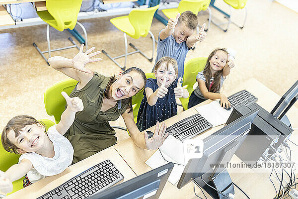 Lehrer und Schüler haben Spaß beim E-Learning-Kurs in der Schule