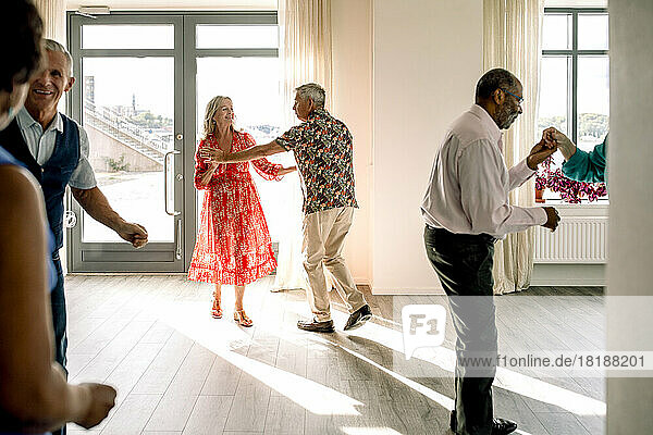 Multirassische Seniorenpaare üben den Tanz im Unterricht