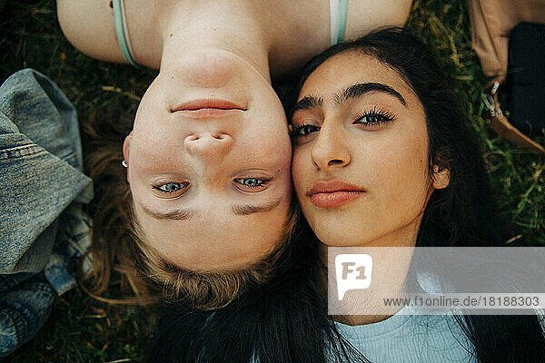 Teenager-Mädchen liegen zusammen im Park