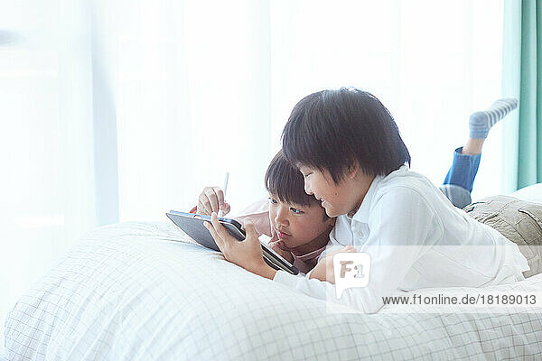 Japanese kids using tablet