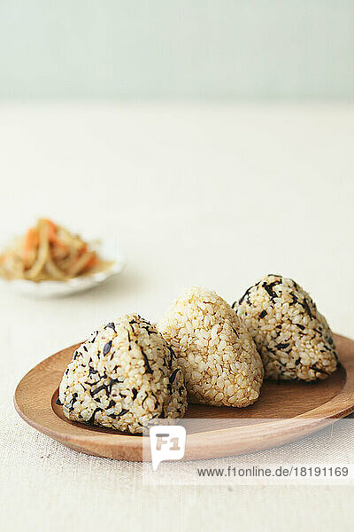 Brown rice and seaweed rice balls