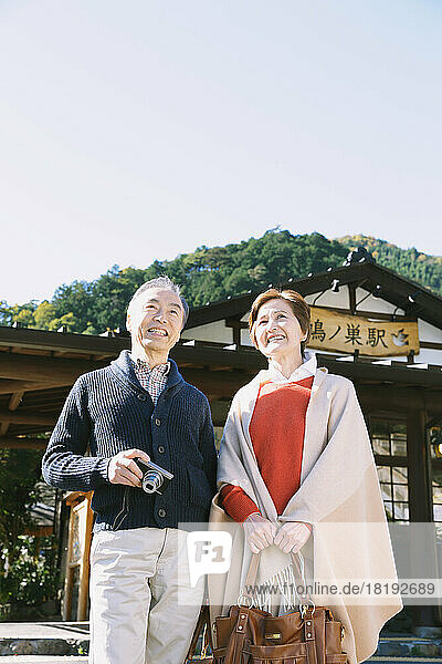Senior couple traveling during the autumn season