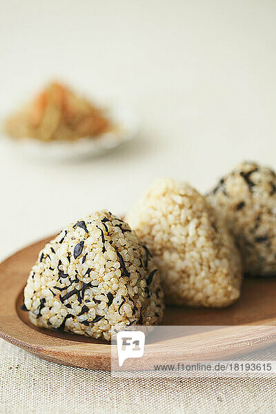 Brown rice and seaweed rice balls
