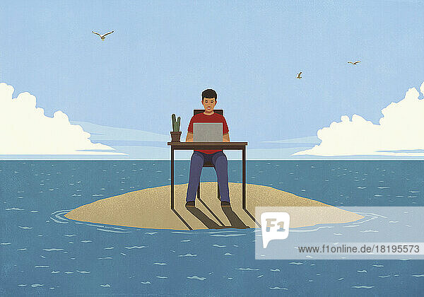 Mann arbeitet am Laptop auf einer abgelegenen Insel im Meer