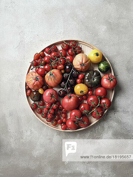 Blick von oben Stilleben Vielfalt von Tomaten auf Tablett