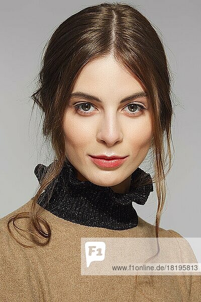 Close up Porträt einer jungen hübschen Frau in warmen Wollpullover. Sauberes hübsches Gesicht mit natürlichem Make-up
