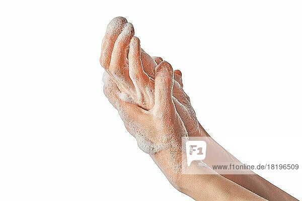 Hände waschen mit Seife vor weißem Hintergrund