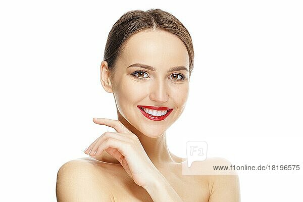 Zähne und Hautpflege. Schöne junge Frau mit frischer Haut und roten Lippen  die gerade aussieht und gesunde Zähne zeigt