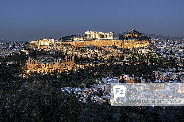 Blick vom Philopappos Hügel über die Stadt  blaue Stunde  Panorama des beleuchteten Parthenon Tempels und des Amphitheater des Herodes  Akropolis  Athen  Griechenland  Europa