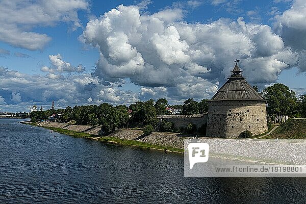 Die Außenmauern des Kremls der Unesco-Stätte Pskow  Russland  Europa