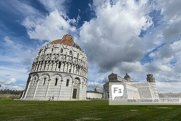 Piazza del Duomo mit Kathedrale und schiefem Turm  Unesco-Weltkulturerbe Pisa  Italien  Europa