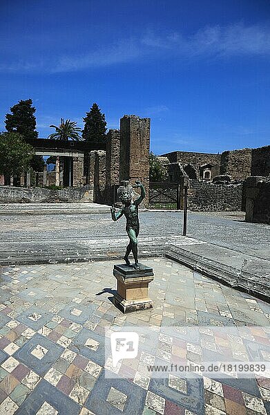 Haus des Faun mit Bronzestatue eines tanzenden Fauns  Pompeji  Kampanien  Italien  Europa