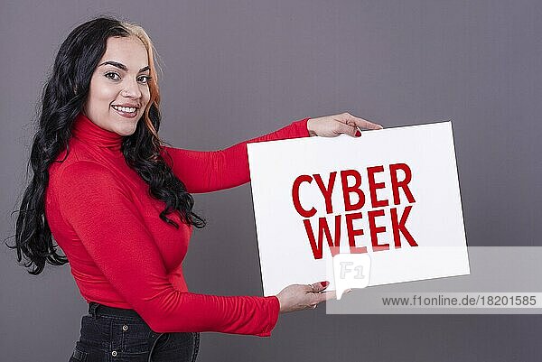Schöne Frau hält ein Cyber Week-Schild. Kommerzielles Konzept. Handel
