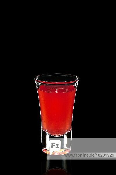 Frischer Cranberrysaft als Zutat für Wodka-Cocktail vorSchwarz