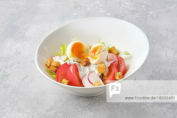 Salat mit frischer Tomate  Radieschen  gekochtem Ei und Crouton