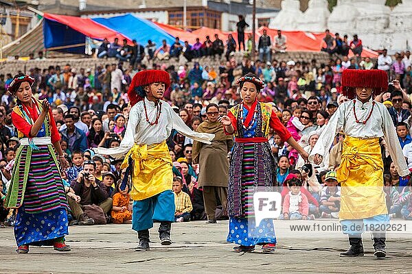 LEH  INDIEN  SEPTEMBER 08  2012: Junge Tänzerinnen und Tänzer in traditionellen ladakhischen und tibetischen Kostümen führen beim jährlichen Festival des ladakhischen Erbes in Leh  Indien  einen Volkstanz auf. 08. September 2012  Asien