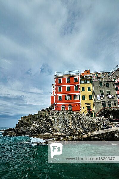 RIOMAGGIORE  ITALIEN  25. APRIL 2019: Das Dorf Riomaggiore  beliebtes Touristenziel im Nationalpark Cinque Terre  einem UNESCO-Weltkulturerbe  Ligurien  Italien  bei stürmischem Wetter  Europa