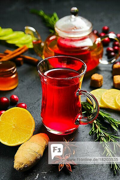 Tasse und Kanne mit Cranberry  Ingwer  Zitrone  Honig  Rosmarin und Minztee