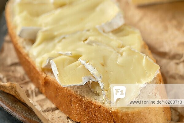 Makroaufnahme mit geringer Schärfentiefe von Brot mit Brie-Käse