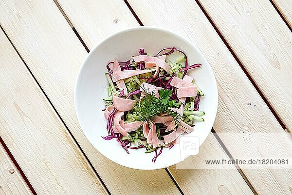 Salat mit Rot- und Weißkohl  frischen Gurken und Schinkenscheiben