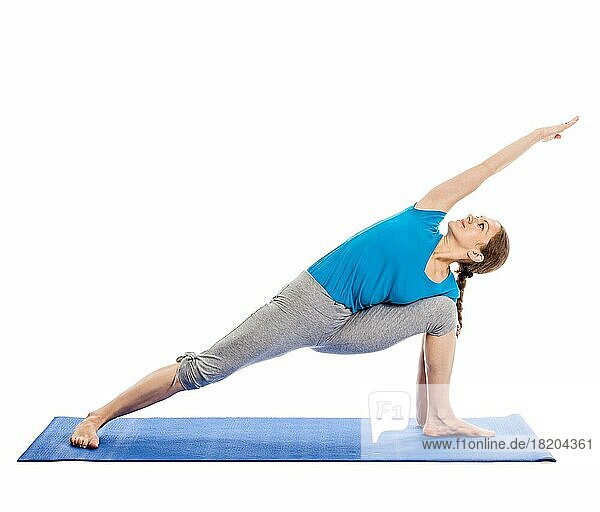 Yoga  junge schöne schlanke Frau Yoga-Lehrer tun Extended Sides Angle Pose (Utthita Parsvakonasana) Asana Übung vor weißem Hintergrund