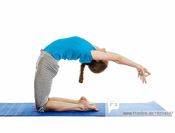 Yoga  junge schöne schlanke Frau Yogalehrer tun fortgeschrittene Variante der Kamel-Pose (Ustrasana) Asana Übung vor weißem Hintergrund