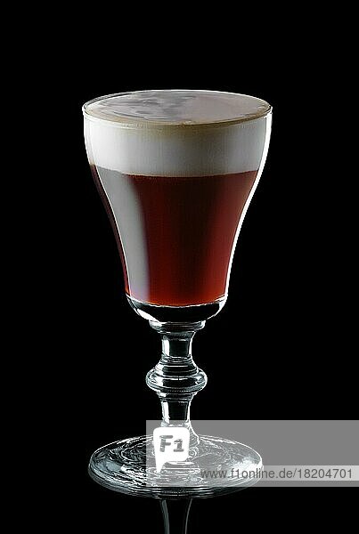 Glas Espresso Martini vorschwarzem Hintergrund Hintergrund