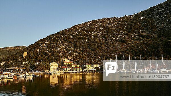Hafenstädtchen Frikes  Morgenlicht  blauer Himmel  Boote  Segelboote  bunte Häuser  Insel Ithaka  Ionische Inseln  Griechenland  Europa