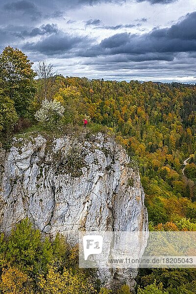 Frau in Rot auf Felsen im Herbst  Schwäbische Alb  Deutschland  Europa