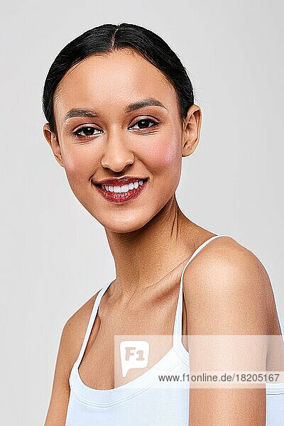 Close up Porträt der glücklich lächelnden afro-amerikanischen Mädchen mit frischen gesunden Haut