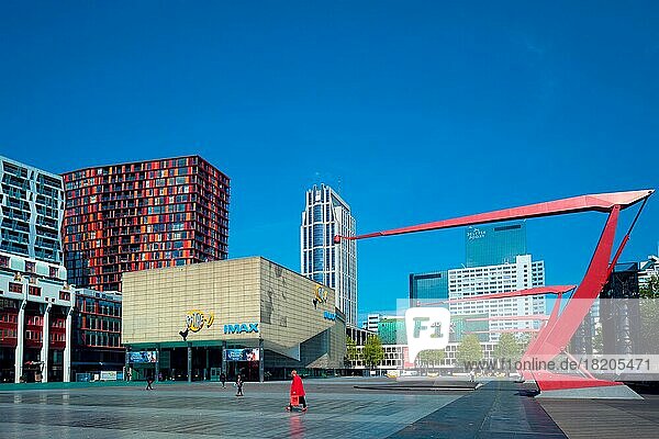 ROTTERDAM  NIEDERLANDE  11. MAI 2017: Der Theaterplatz Schouwburgplein in Rotterdam  eine städtische Bühne und ein interaktiver Freiraum  entworfen vom Landschaftsarchitekturbüro West 8