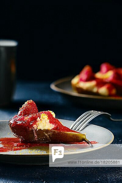 Süße gebackene Birnen mit Mascarpone  Karamellsirup und Erdbeerkonfitüre