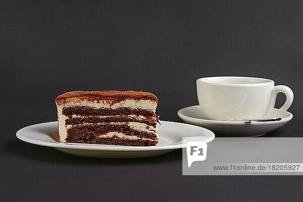 Schokoladenkeks Kuchen und Tasse Kaffee auf grauem Hintergrund
